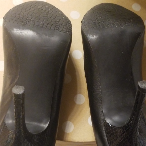 Levity black snakeskin and leather pump - Picture 6 of 7